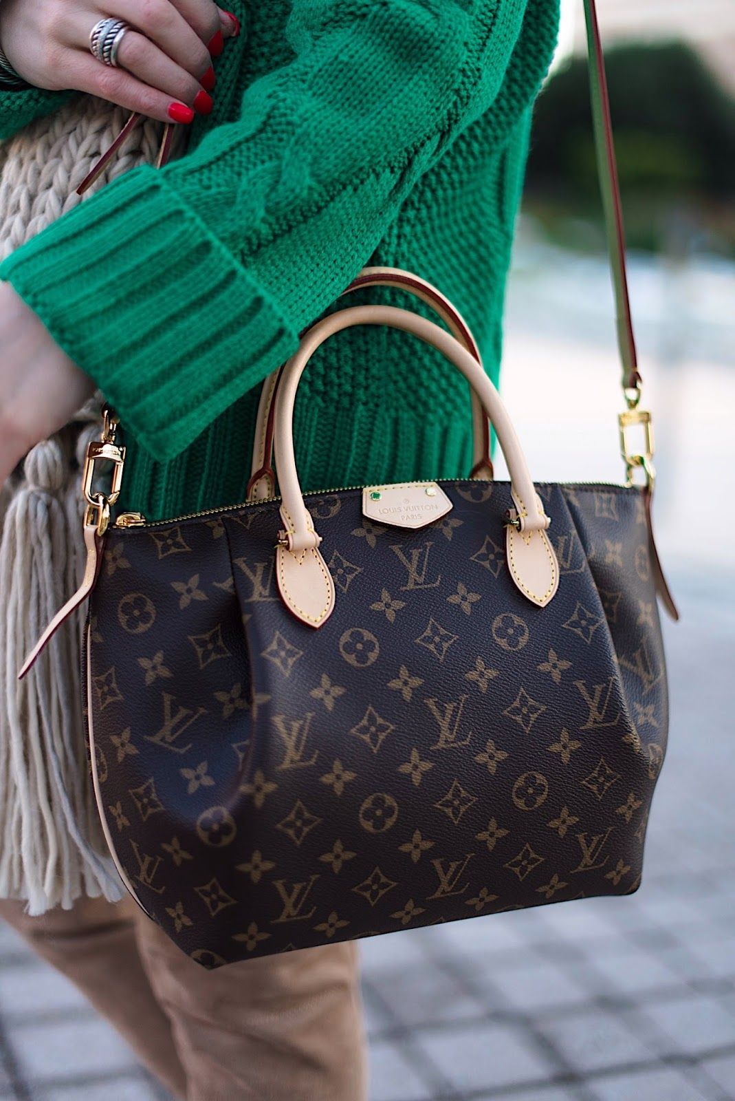 8 TIPS FOR AUTHENTICATING LOUIS VUITTON HANDBAGS